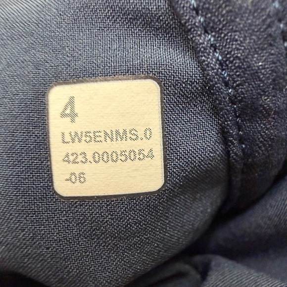 Lululemon Dance Studio Mid Rise Jogger Pant
True Navy Blue Size 4 - Picture 8 of 9